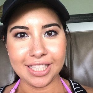 Meet your Posher, Claudia